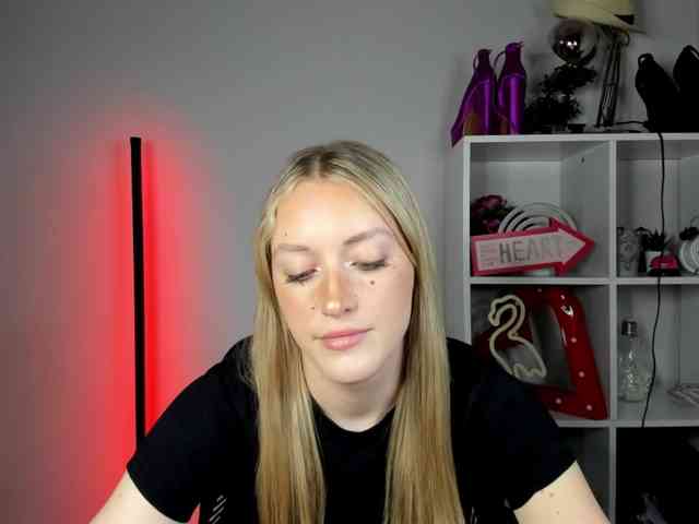 EvelynBlond26 webcam