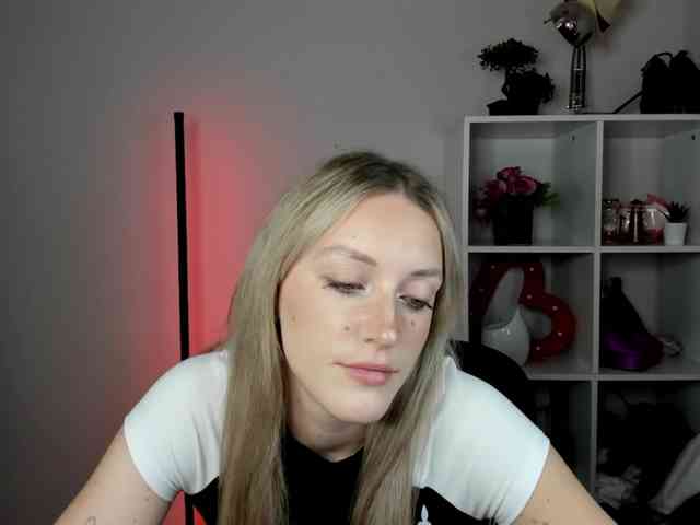 EvelynBlond26 webcam