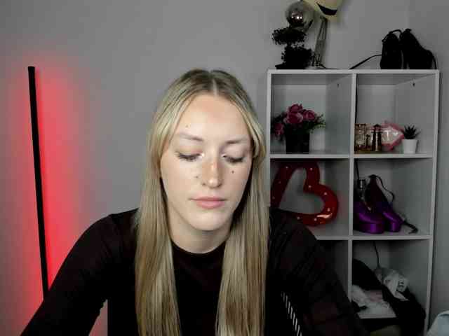 EvelynBlond26 webcam