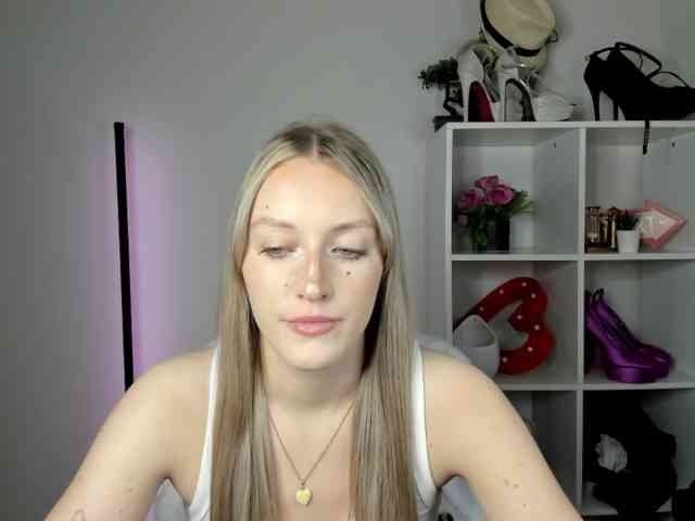 EvelynBlond26 webcam