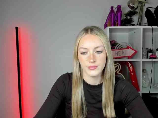 EvelynBlond26 webcam