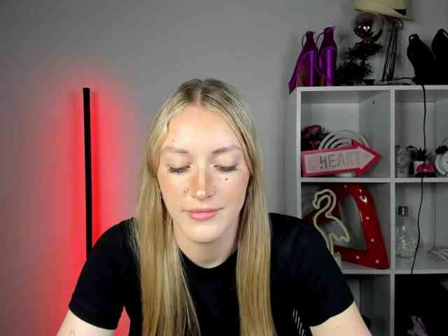 EvelynBlond26 webcam