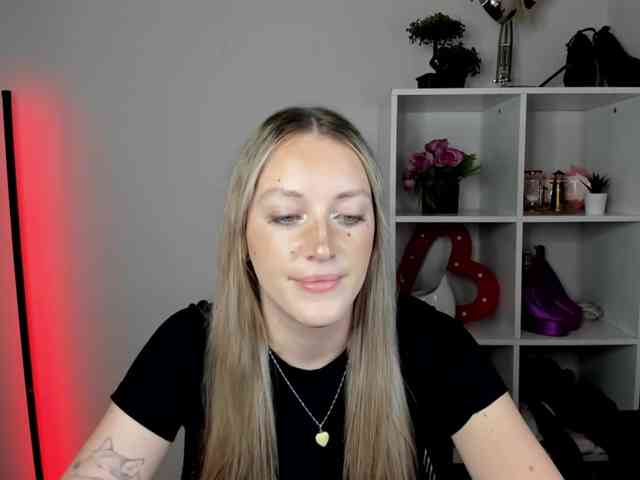 EvelynBlond26 webcam
