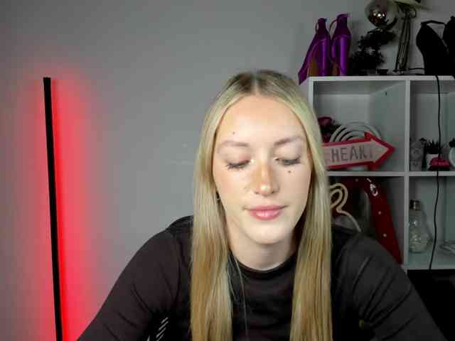 EvelynBlond26 webcam