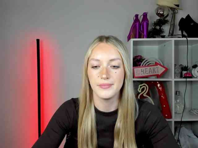 EvelynBlond26 webcam