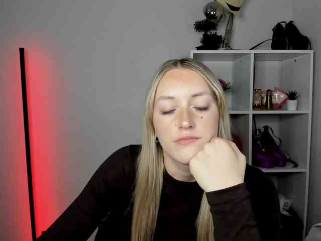 EvelynBlond26 webcam