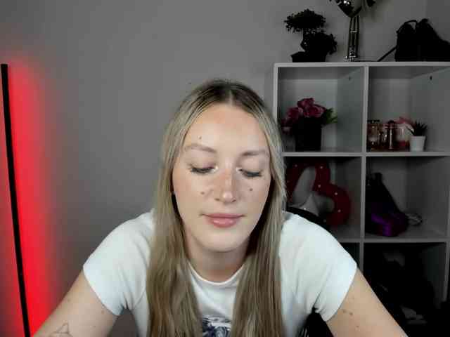 EvelynBlond26 webcam