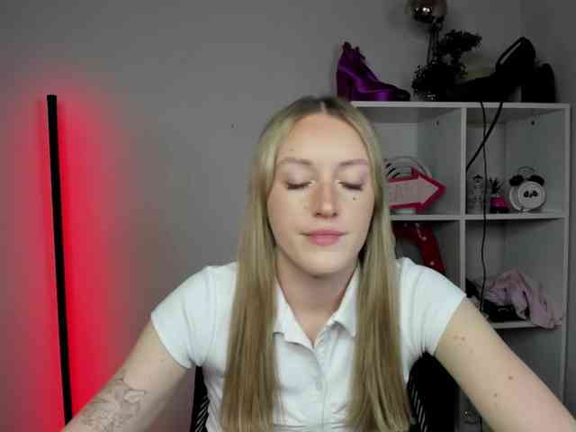 EvelynBlond26