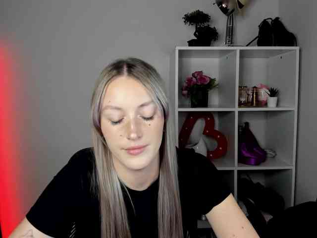 EvelynBlond26 webcam