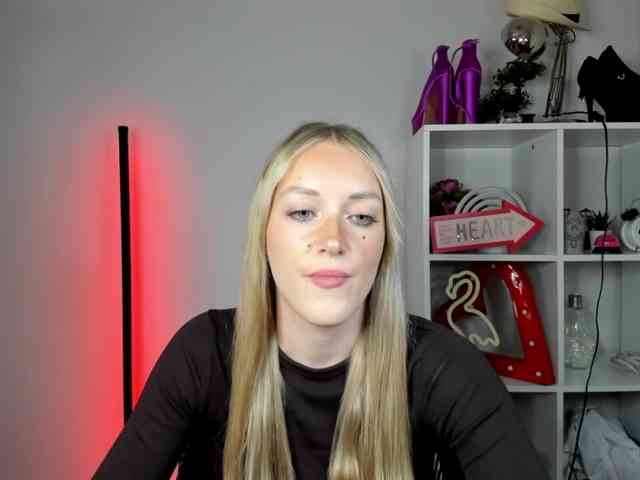 EvelynBlond26 webcam