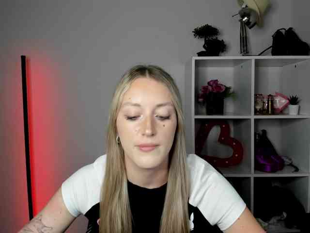 EvelynBlond26 webcam