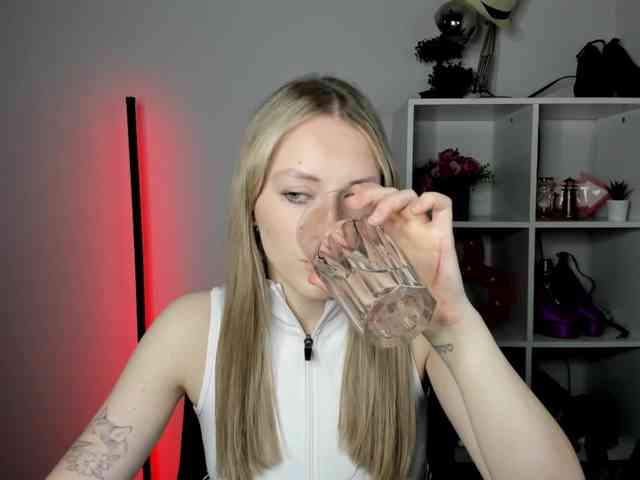 EvelynBlond26 webcam
