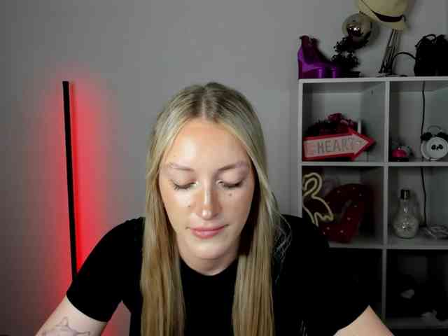 Model: EvelynBlond26