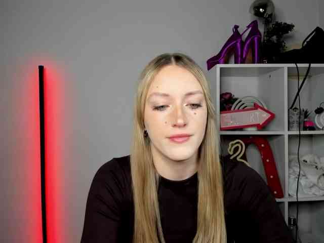 EvelynBlond26 webcam