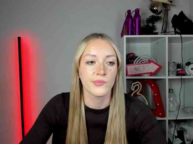 EvelynBlond26 webcam