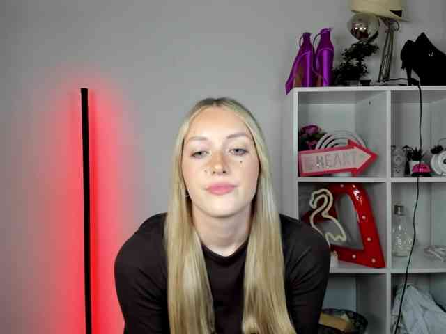 EvelynBlond26 webcam