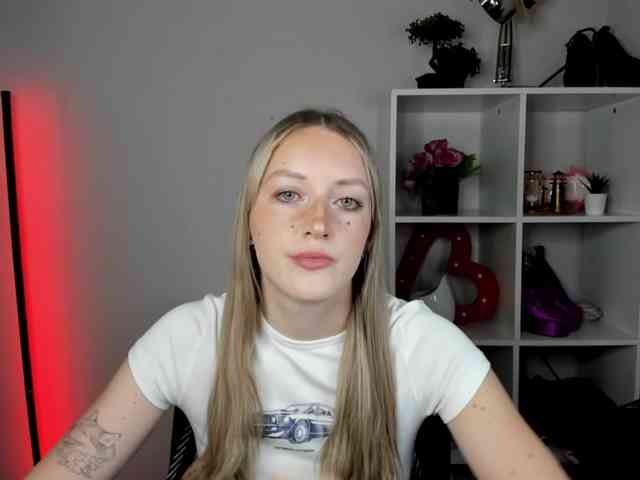 EvelynBlond26 webcam