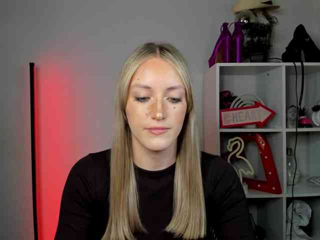 EvelynBlond26 webcam