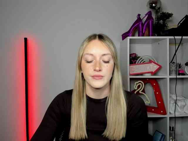 EvelynBlond26 webcam