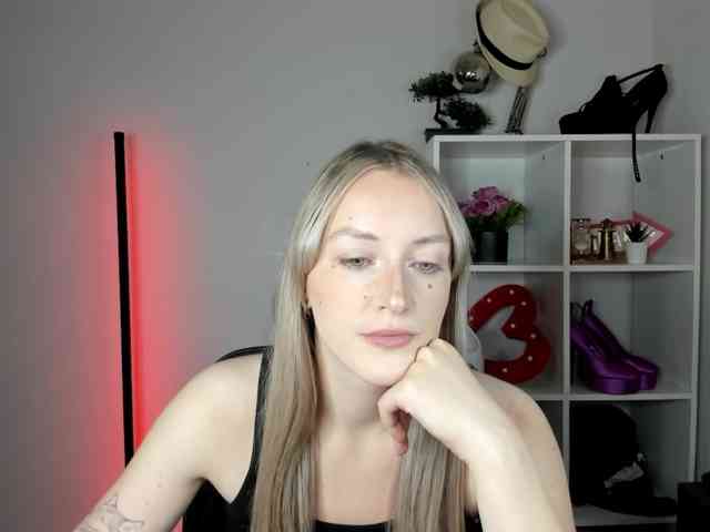 EvelynBlond26 webcam