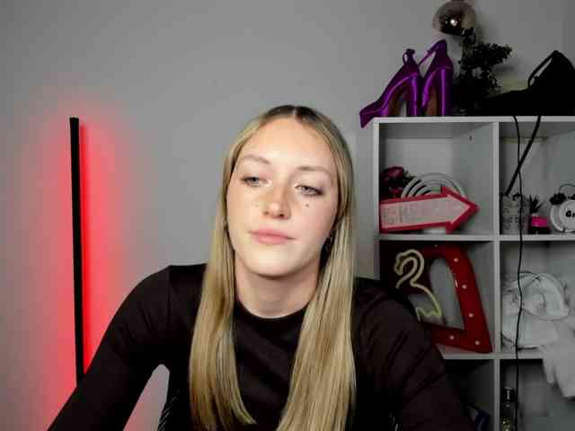 EvelynBlond26 webcam