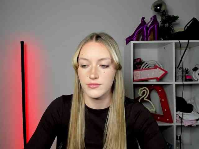 EvelynBlond26 webcam