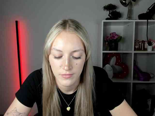 EvelynBlond26 webcam