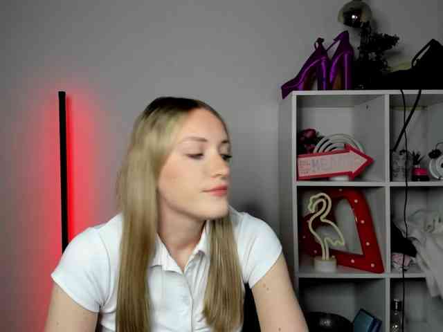 EvelynBlond26 webcam