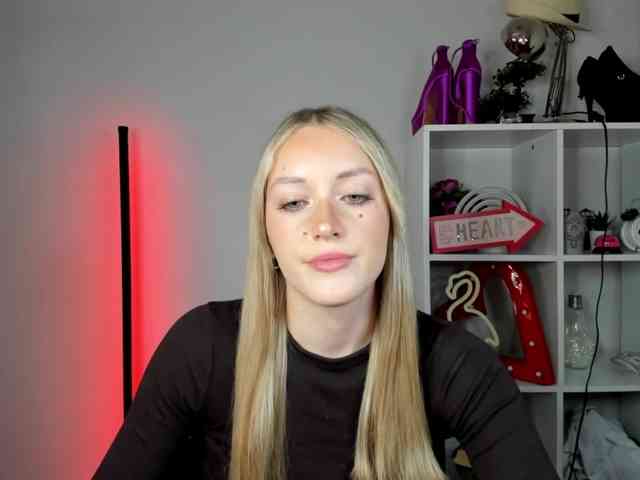 EvelynBlond26 webcam