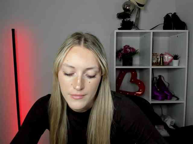 EvelynBlond26 webcam