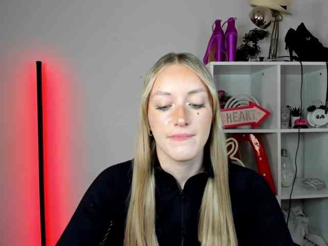 Model: EvelynBlond26