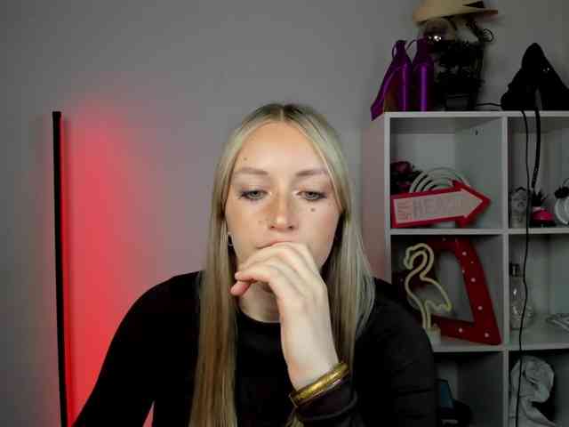 EvelynBlond26 webcam