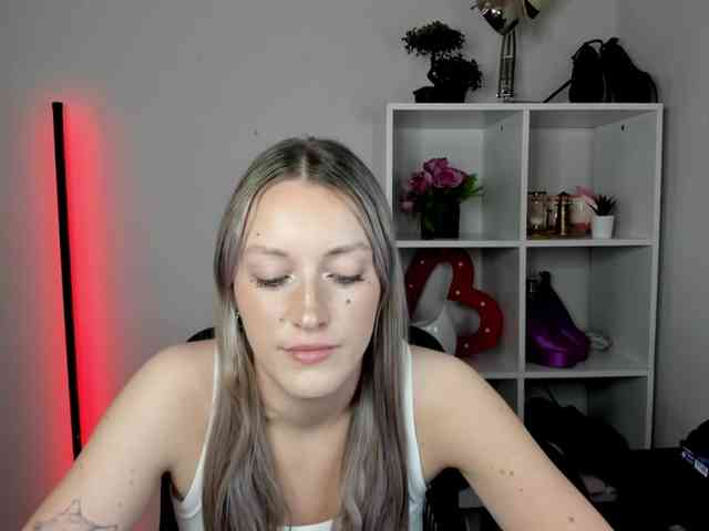 EvelynBlond26 webcam