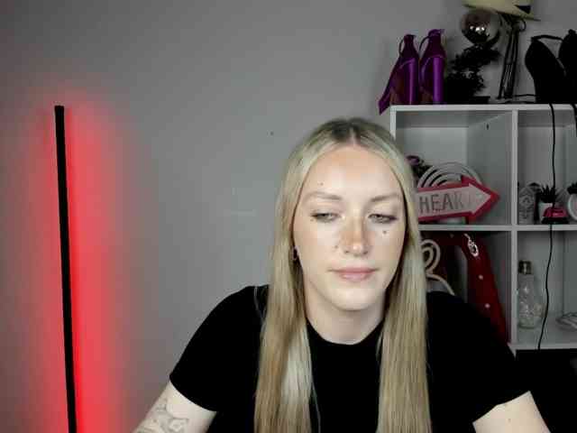 EvelynBlond26 webcam