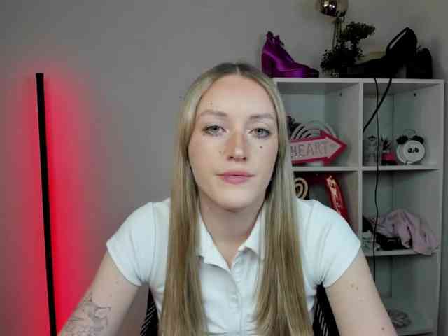 EvelynBlond26 webcam