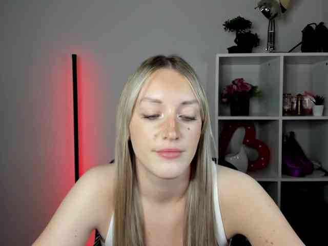 EvelynBlond26 webcam
