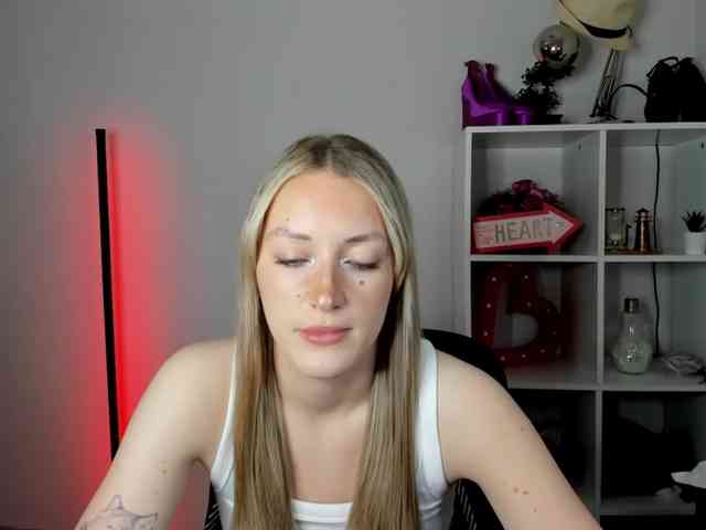 EvelynBlond26 webcam