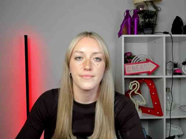 EvelynBlond26 webcam