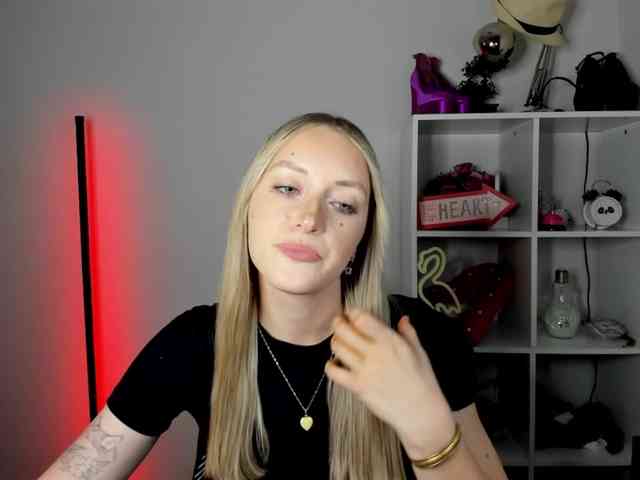 EvelynBlond26 webcam