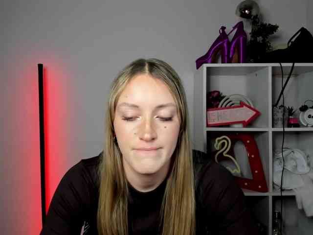 EvelynBlond26 webcam