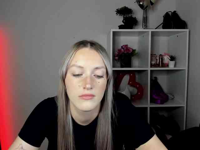 EvelynBlond26 webcam