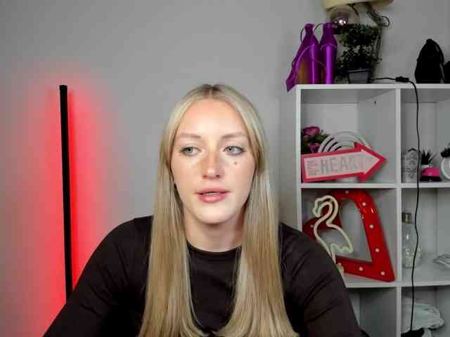 EvelynBlond26 webcam