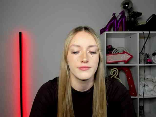 EvelynBlond26 webcam