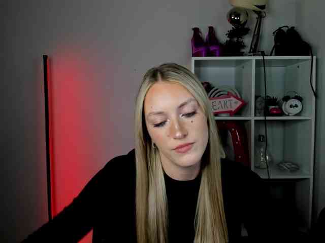 EvelynBlond26 webcam