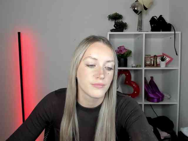 EvelynBlond26 webcam