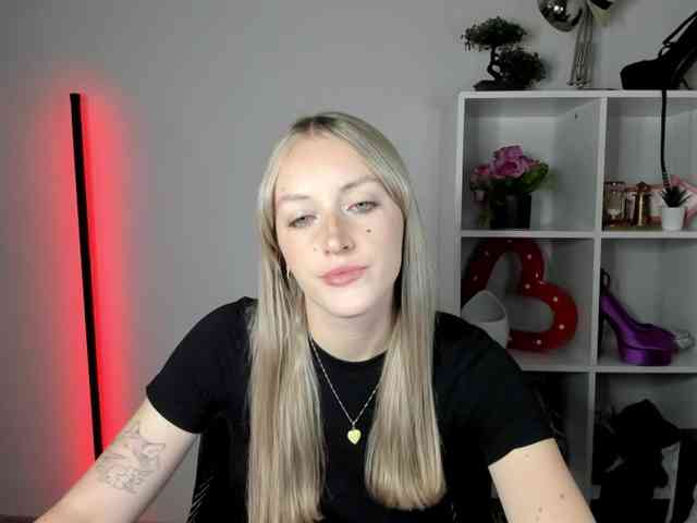 EvelynBlond26 webcam