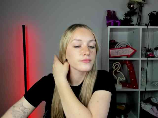 EvelynBlond26 webcam