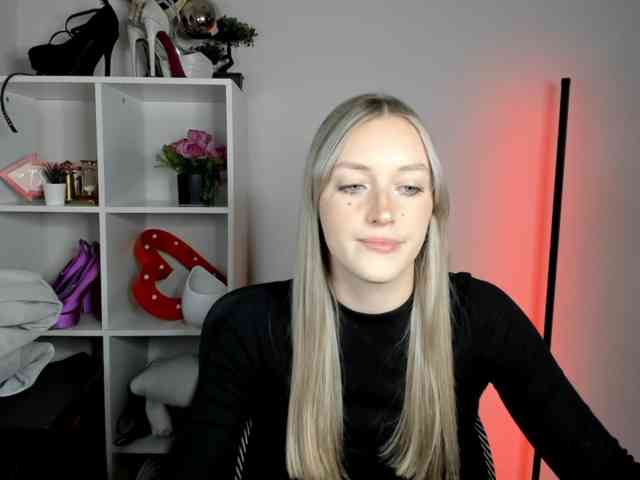 EvelynBlond26 webcam