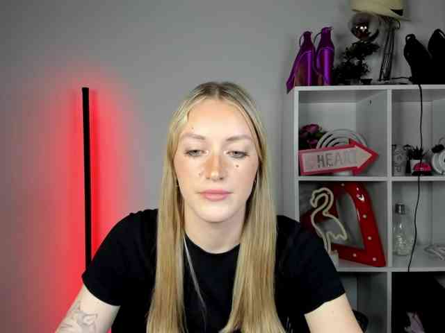 EvelynBlond26 webcam