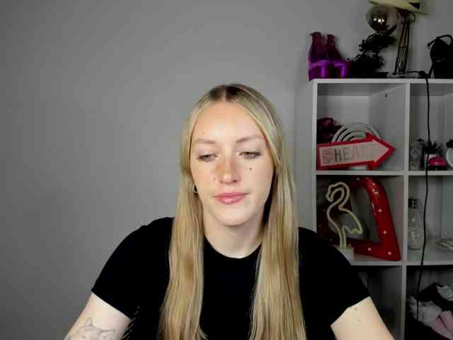 EvelynBlond26 webcam